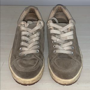 Tan Simple’s Sneakers